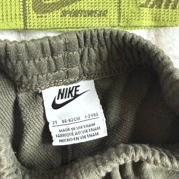 Nike Kids Matching Set in Green - Picture 3 of 3